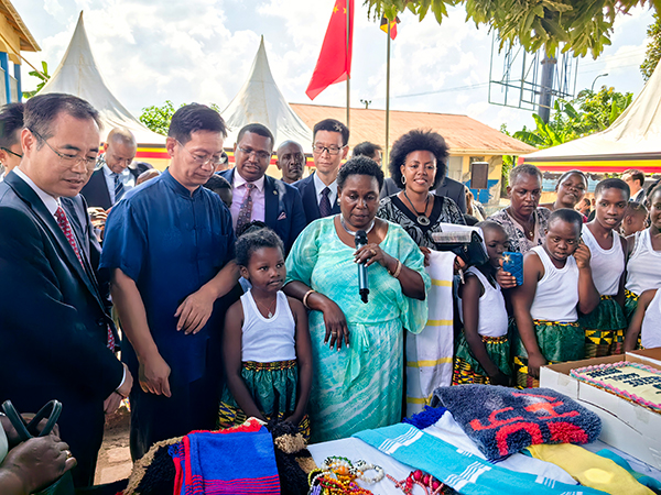 中國駐烏干達大使張利忠（右二）出席活動。 田雨攝
