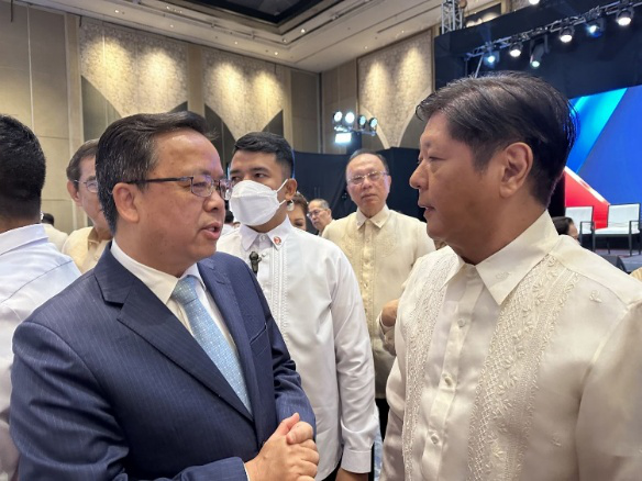黃溪連大使與菲律賓總統(tǒng)馬科斯在會場上交談。中國駐菲律賓大使館供圖