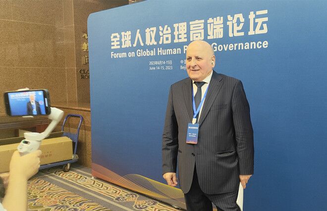 聯(lián)合國經(jīng)濟、社會及文化權(quán)利委員會副主席兼報告員、莫斯科國際關(guān)系學(xué)院國際法系主任阿斯蘭·阿巴希澤接受人民網(wǎng)記者采訪。圖片來源：視頻截圖