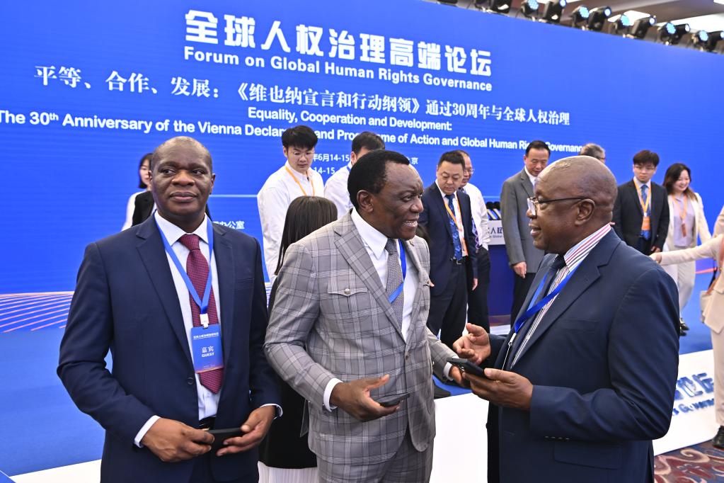 6月14日，與會者在論壇現(xiàn)場交流。新華社記者 李鑫 攝