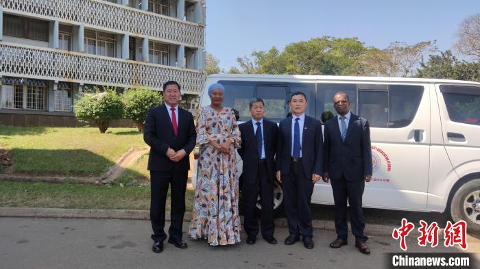 捐贈儀式現(xiàn)場?！∈茉L者供圖