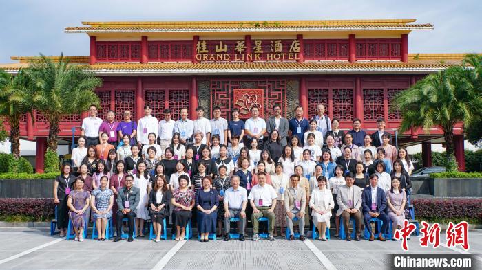 與會嘉賓合影留念?！×_詩慶 攝