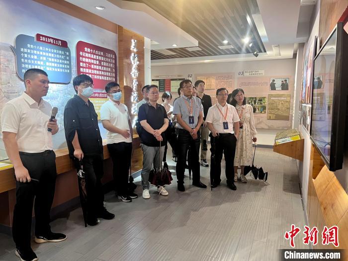 與會(huì)人員在后陳村走訪?！《做?攝