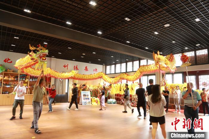 臺胞臺屬體驗(yàn)舞龍?！≈芪的裙﹫D