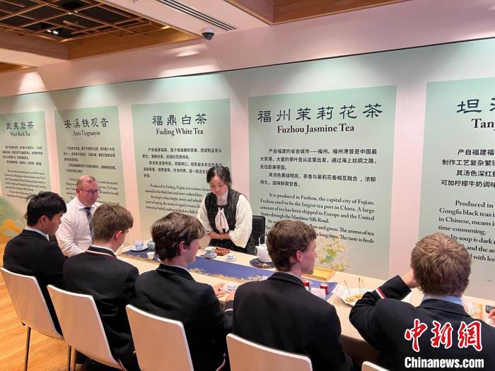 澳大利亞悉尼中學(xué)生參加“茶和天下”雅集文化體驗活動?！☆檿r宏 攝