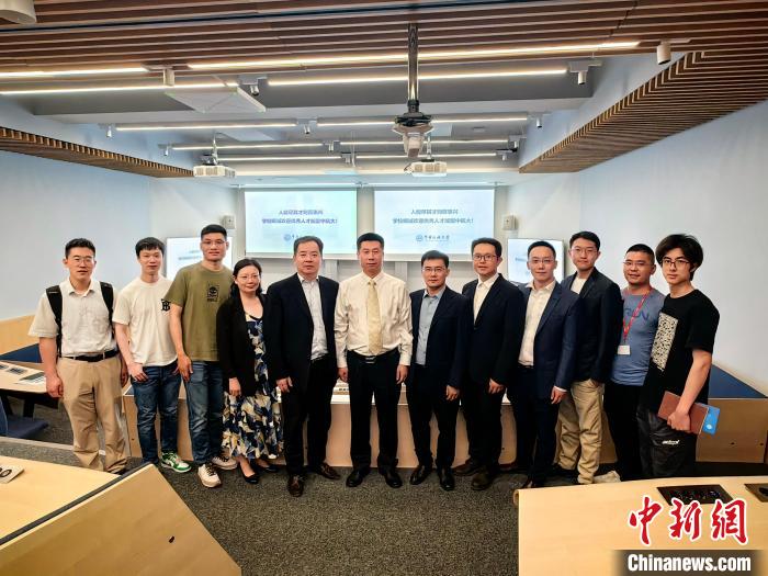 中國(guó)民航大學(xué)代表團(tuán)在英交流情況?！≈鬓k方提供