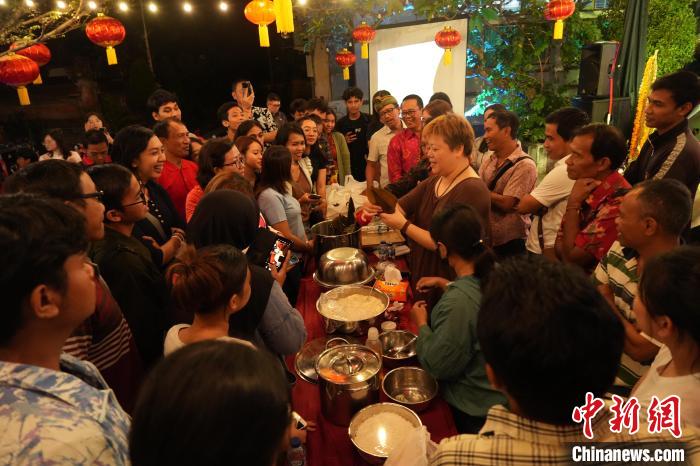 現(xiàn)場包粽子教學(xué)。陶暹光攝