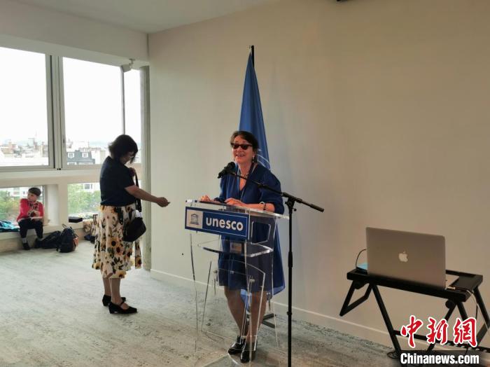 聯(lián)合國教科文組織協(xié)會委員會主席瑪麗塔·邦澤弗(Marietta Bantchev)致辭。　靖樹 攝