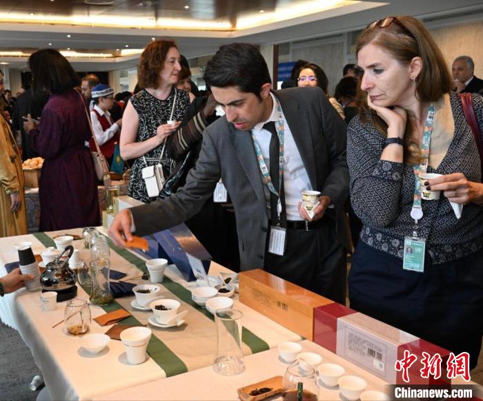 現(xiàn)場觀眾觀看中國展臺茶藝表演、了解茶文化?！【笜?攝