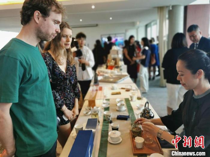 現(xiàn)場觀眾觀看中國展臺茶藝表演、了解茶文化?！【笜?攝