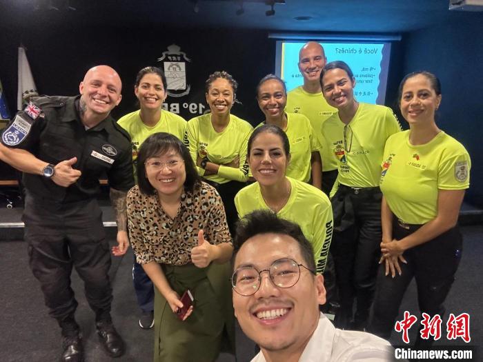 里約旅游警察上中文課?！±锛s熱內盧天主教大學孔子學院供圖