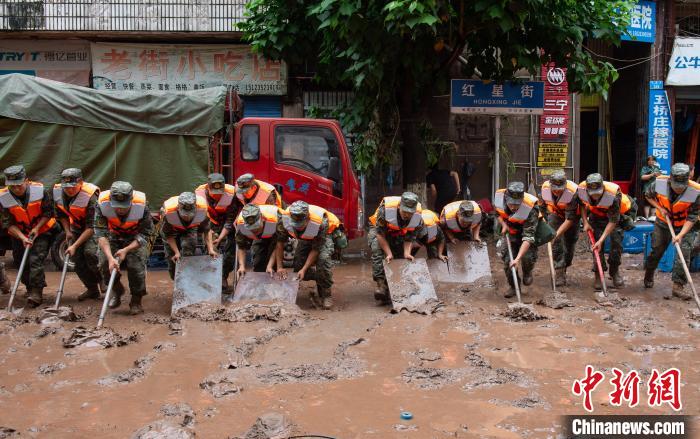 7月4日，萬州區(qū)五橋街道，武警官兵清理街道上的淤泥?！∪矫宪?攝