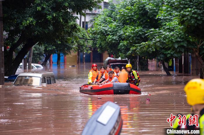 7月4日，萬州區(qū)五橋街道，消防救援人員用沖鋒舟救援轉運被困群眾。　冉孟軍 攝