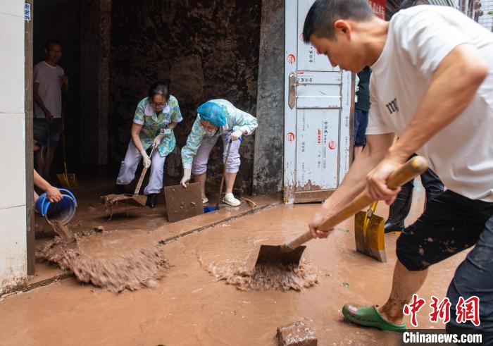 7月4日，萬州區(qū)五橋街道，洪水退去后，居民開展清淤工作?！∪矫宪?攝