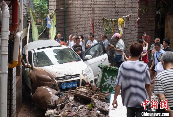 7月4日，萬州區(qū)五橋街道，居民救援受困的私家車?！∪矫宪?攝