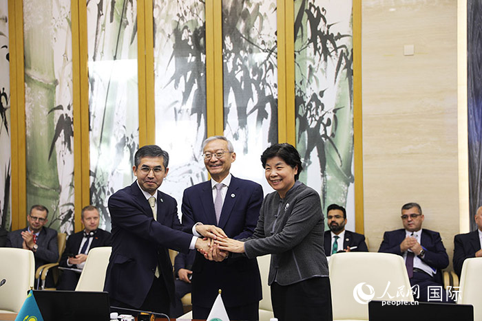 上合組織秘書處、哈駐華使館、上合組織睦鄰友好合作委員會簽署《聯(lián)合行動計劃》。人民網(wǎng) 俄布拉依攝