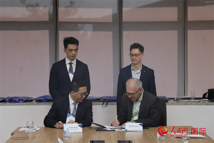 座談交流會(huì)上，中歐校友醫(yī)療健康產(chǎn)業(yè)協(xié)會(huì)與奧斯瓦爾多·克魯茲基金會(huì)簽署了合作備忘錄。人民網(wǎng)記者 時(shí)元皓攝