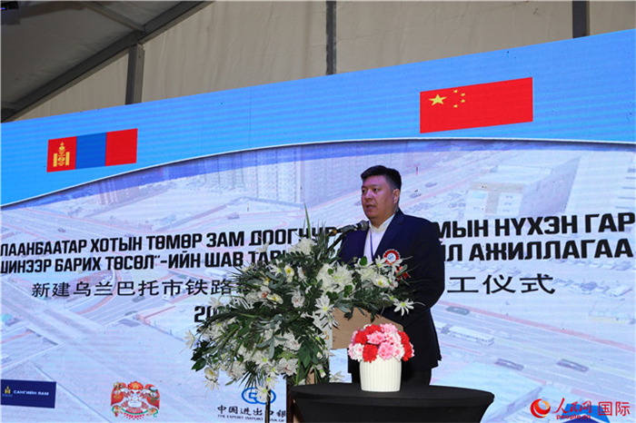 蒙古國首都緩減交通擁堵實施單位負責人巴特照日格致辭。人民網(wǎng)記者 霍文攝