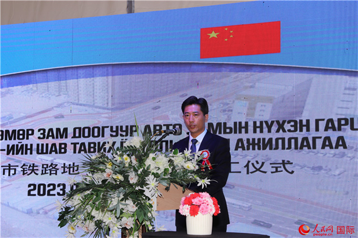 中鐵四局集團國際事業(yè)部執(zhí)行經(jīng)理朱春峰致辭。人民網(wǎng)記者 霍文攝