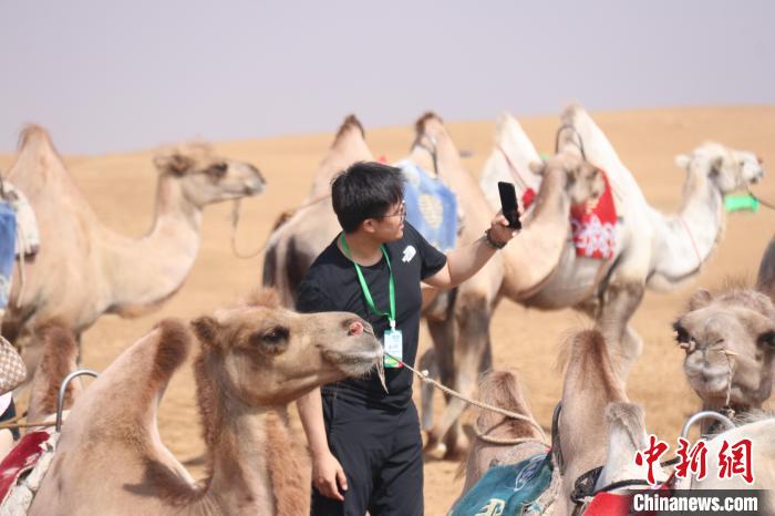 圖為臺(tái)胞體驗(yàn)大美內(nèi)蒙古?！⊥袐I供圖