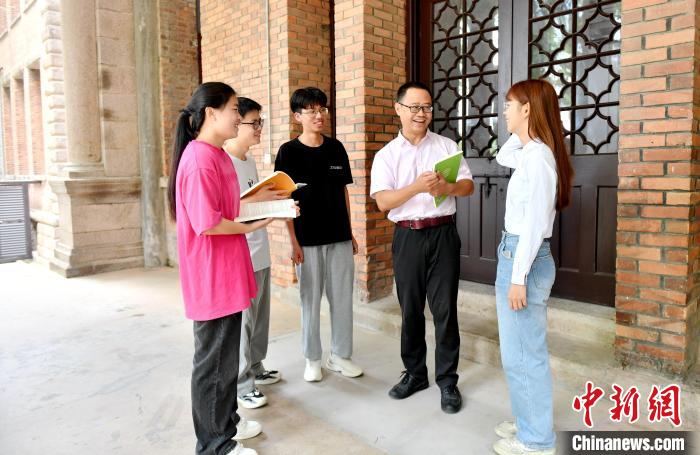 7月4日，臺(tái)灣教師陳昭志正在和學(xué)生交流?！蚊?攝