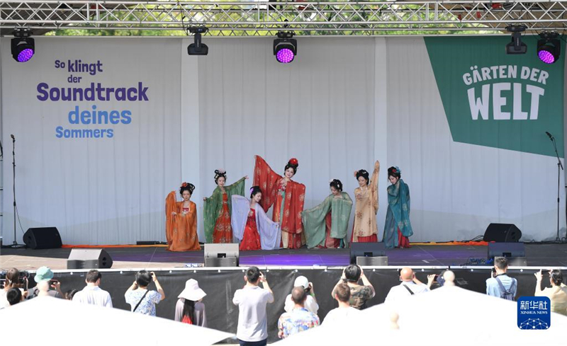 7月8日，在德國(guó)柏林世界公園，漢服愛(ài)好者進(jìn)行漢服展示。新華社記者 任鵬飛 攝