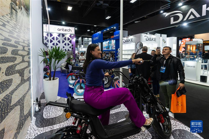 7月10日，在巴西圣保羅舉行的國(guó)際消費(fèi)類電子及家用電器產(chǎn)品展覽會(huì)上，參觀者體驗(yàn)一款電動(dòng)自行車。新華社記者 王天聰 攝