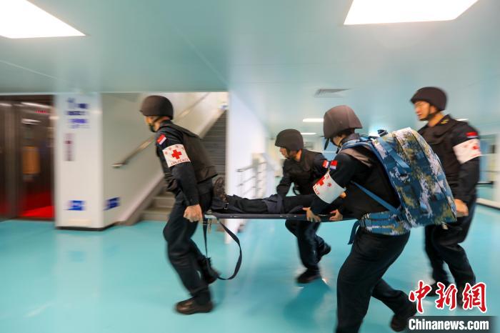 “和平方舟”號(hào)醫(yī)院船在西太平洋海域進(jìn)行反恐反海盜演練。圖為醫(yī)療救護(hù)組在轉(zhuǎn)運(yùn)“傷員”?！⌒煳?攝