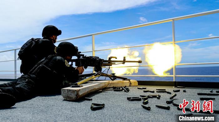 “和平方舟”號(hào)醫(yī)院船在西太平洋海域進(jìn)行反恐反海盜演練。圖為火力組隊(duì)員進(jìn)行警告射擊?！⌒煳?攝