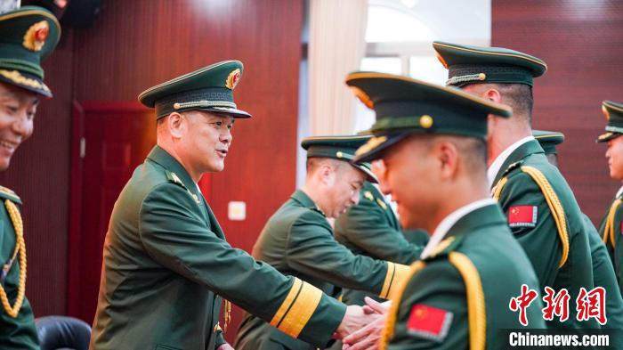 首長為晉銜官兵頒發(fā)任命狀?！堨狭?攝