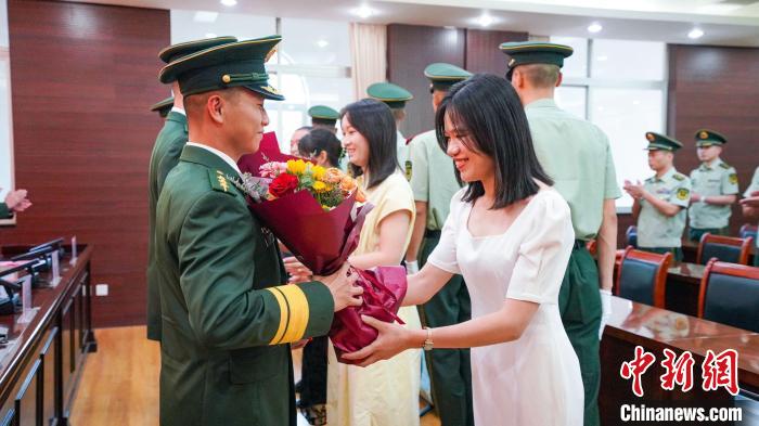 軍屬向晉升警官獻花?！堨狭?攝