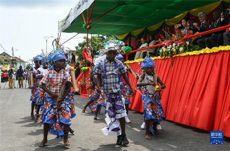 7月12日，演員在圣多美和普林西比圣多美島瓜達(dá)盧佩鎮(zhèn)舉行的獨(dú)立日慶典活動上表演。新華社記者 韓旭 攝