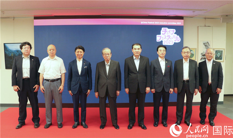 主辦方代表合影。人民網(wǎng) 許可攝