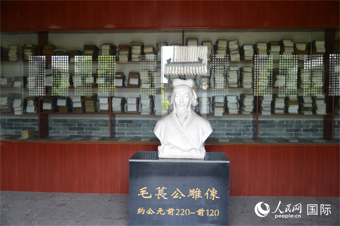 河間詩(shī)經(jīng)齋毛萇雕像。雕像后書櫥中陳列的是歷代各版本《詩(shī)經(jīng)》及譯本。 人民網(wǎng) 趙昭攝