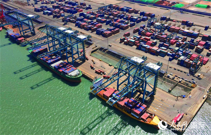 黃驊港綜合港區(qū)航拍圖。人民網(wǎng) 周博攝