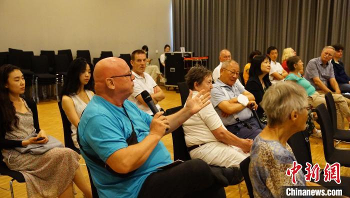 圖為現(xiàn)場觀眾提問?！“亓种袊幕行墓﹫D