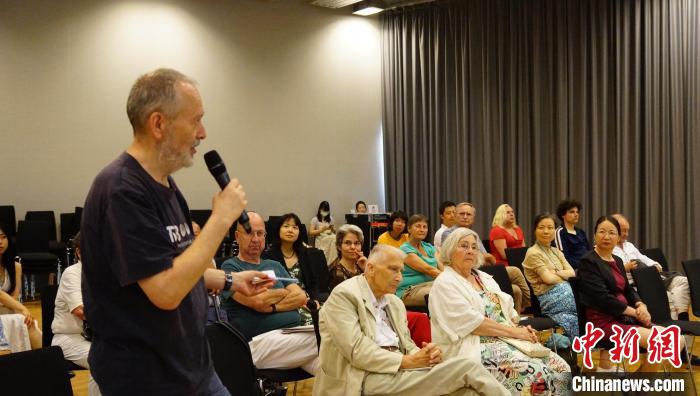 圖為現(xiàn)場觀眾提問?！“亓种袊幕行墓﹫D