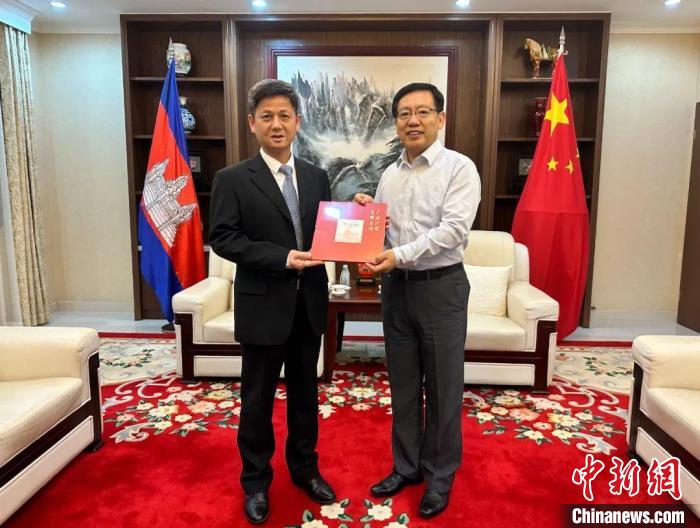 7月12日下午，中國駐柬埔寨大使王文天在金邊會見援柬中醫(yī)醫(yī)療隊?！≈袊v柬埔寨大使館微信公眾號 攝