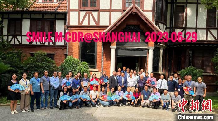 “微笑”衛(wèi)星(SMILE)任務(wù)中歐聯(lián)合轉(zhuǎn)正樣設(shè)計(jì)評(píng)審會(huì)合影?！≈锌圃簢?guó)家空間科學(xué)中心 供圖