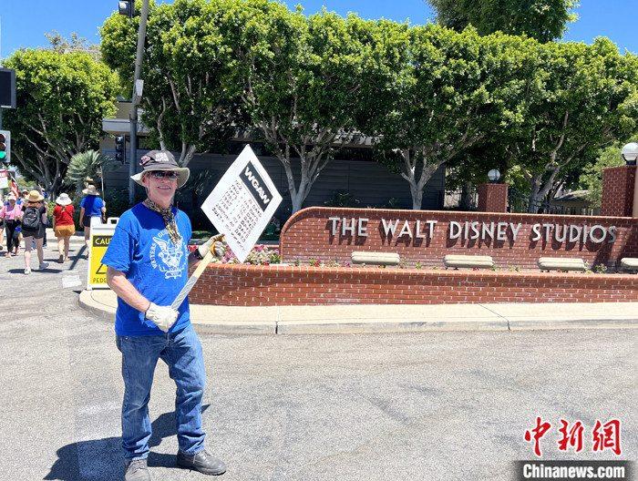 當(dāng)?shù)貢r(shí)間7月14日上午，華納兄弟、迪士尼等美國(guó)影視娛樂(lè)產(chǎn)業(yè)巨頭總部門(mén)前，有成百上千的人高舉“罷工”標(biāo)語(yǔ)牌游行示威。由于未能與美國(guó)電影和電視制片人聯(lián)盟(AMPTP)就新合同達(dá)成協(xié)議，擁有約16萬(wàn)名會(huì)員的好萊塢三大工會(huì)之一美國(guó)影視演員協(xié)會(huì)(SAG-AFTRA)發(fā)起罷工，于14日起在洛杉磯和紐約的十余家制片公司外示威游行。 <a target='_blank' href='/'><p  align=