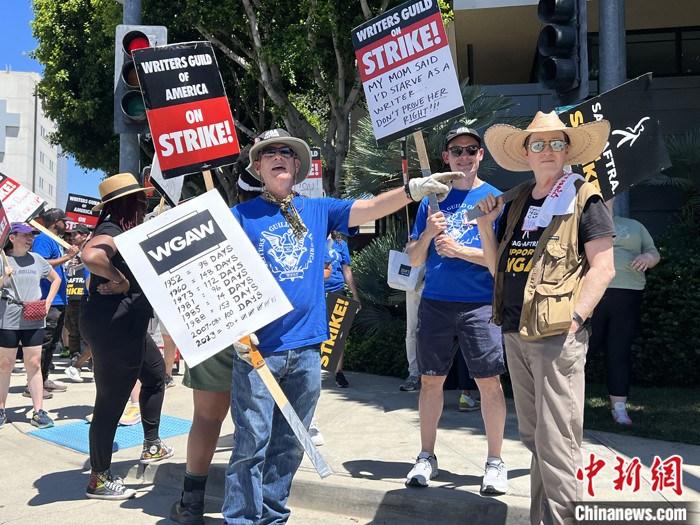 當(dāng)?shù)貢r(shí)間7月14日上午，華納兄弟、迪士尼等美國(guó)影視娛樂(lè)產(chǎn)業(yè)巨頭總部門(mén)前，有成百上千的人高舉“罷工”標(biāo)語(yǔ)牌游行示威。由于未能與美國(guó)電影和電視制片人聯(lián)盟(AMPTP)就新合同達(dá)成協(xié)議，擁有約16萬(wàn)名會(huì)員的好萊塢三大工會(huì)之一美國(guó)影視演員協(xié)會(huì)(SAG-AFTRA)發(fā)起罷工，于14日起在洛杉磯和紐約的十余家制片公司外示威游行。 <a target='_blank' href='/'><p  align=