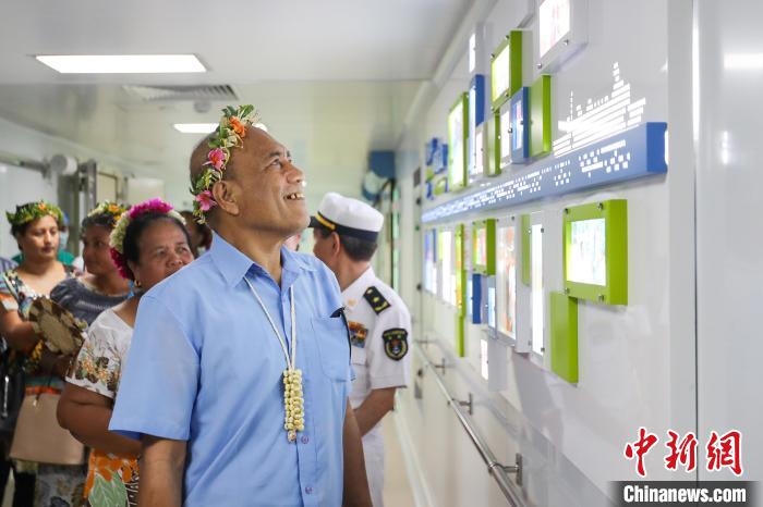 基里巴斯總統(tǒng)等政要參觀海上醫(yī)院?！⌒煳?攝