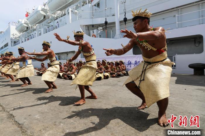基方民眾表演當(dāng)?shù)靥厣璧?，歡迎“和平方舟”號(hào)醫(yī)院船來(lái)訪。　徐巍 攝