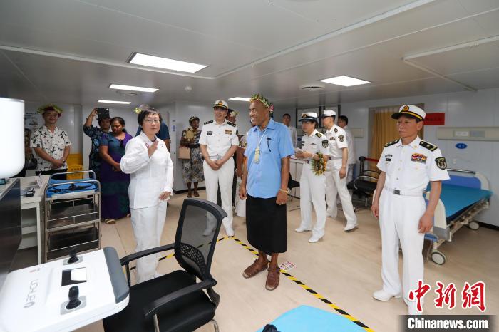 基里巴斯總統(tǒng)等政要參觀海上醫(yī)院。　徐巍 攝