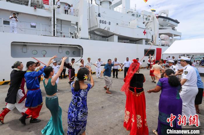 中基雙方人員在碼頭歡迎儀式上歡聚一堂?！⌒煳?攝