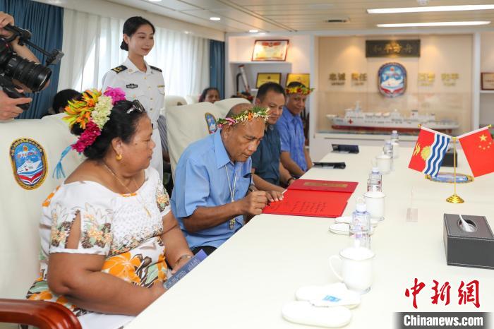 基里巴斯總統(tǒng)塔內(nèi)?！ゑR茂為“和平方舟”醫(yī)院船留言?！⌒煳?攝