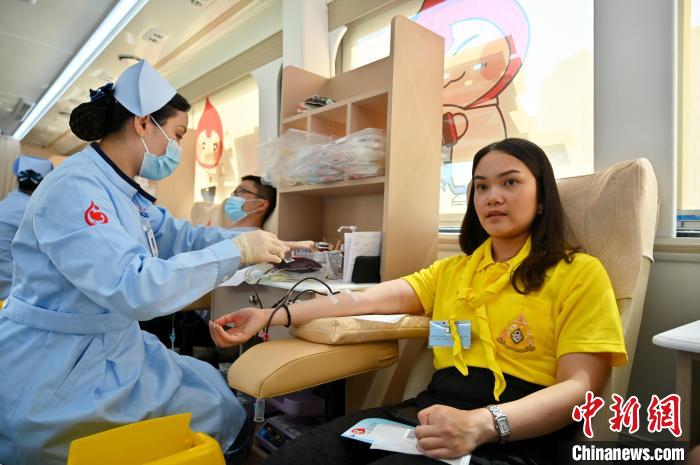 圖為獻(xiàn)血活動(dòng)現(xiàn)場?！∮峋?攝