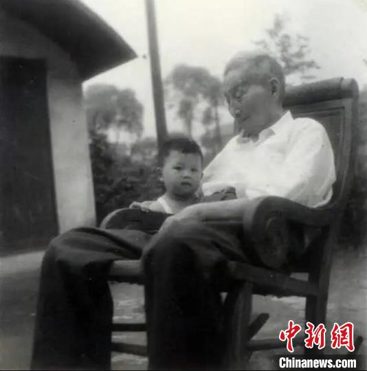 陳望道與幼年的陳曉帆?！￡悤苑﹫D