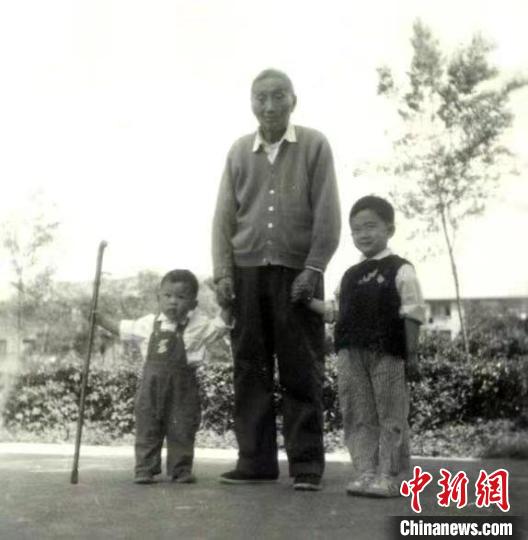 陳望道與幼年的陳曉帆(左)、陳曉帆的哥哥一起合影。　陳曉帆供圖