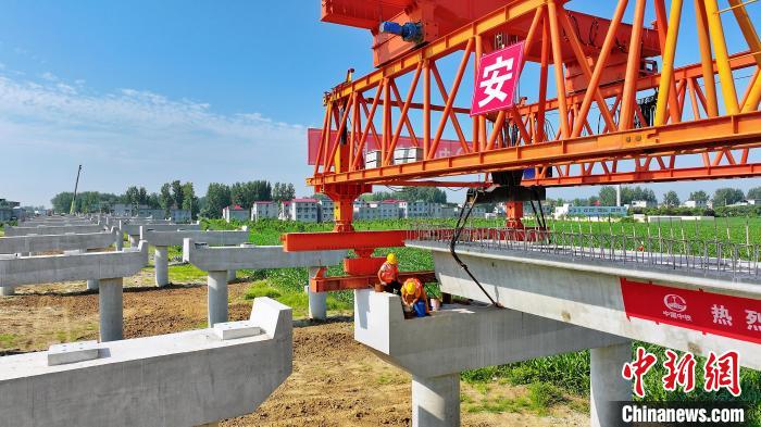 長(zhǎng)25米重80噸的箱梁平穩(wěn)、精準(zhǔn)地落在S314分離式立交橋25號(hào)和26號(hào)墩上?！⒂癫?攝